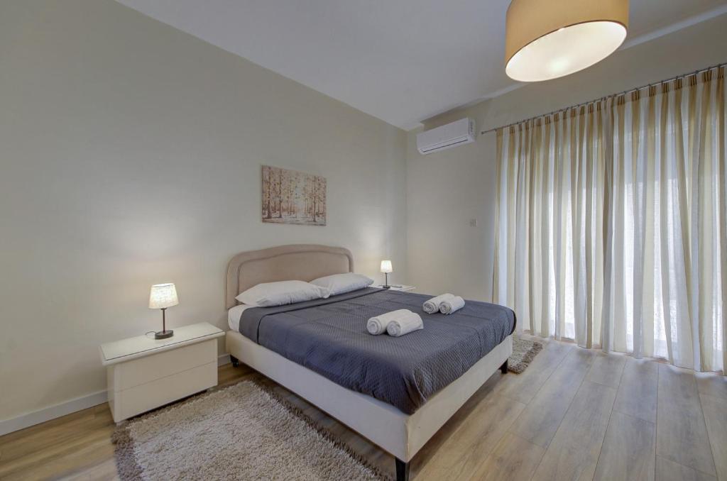 Dolce far niente Sliema Sea Front 3BD sleeps 8