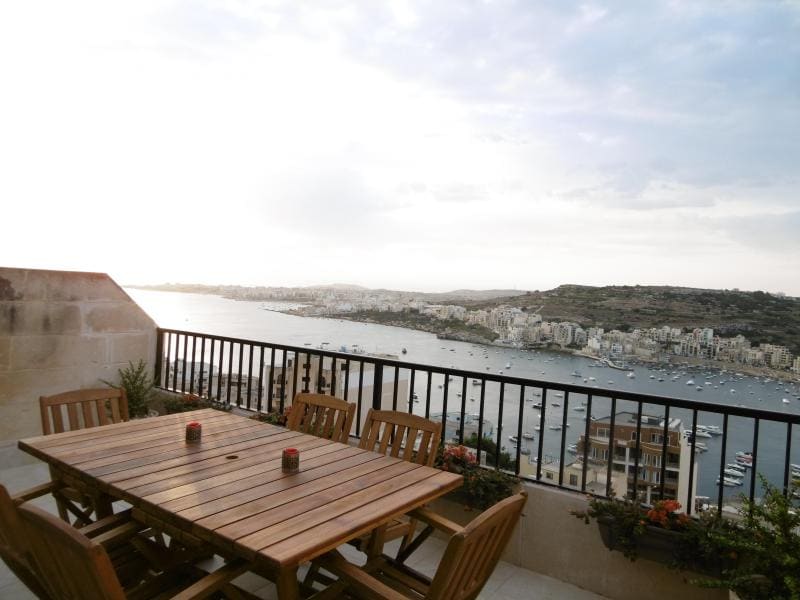 Sea-view modern and spacious apartment in Xemxija