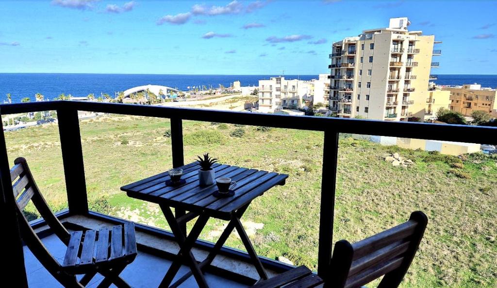 Seascape apartment in Qawra by Homely