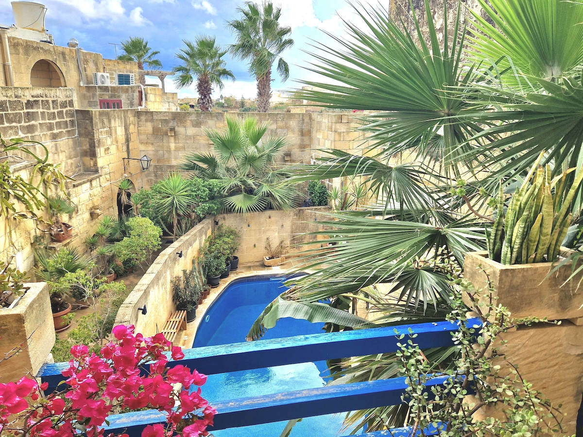 Rzadki maltański dom ze kamienia z basenem i widokowym dachem