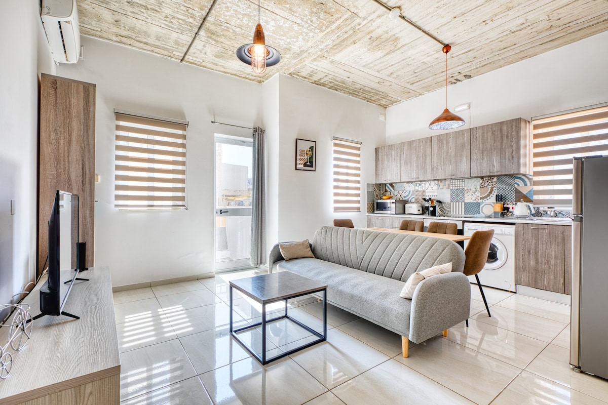 Unique one bedroom apt walking distance to the sea