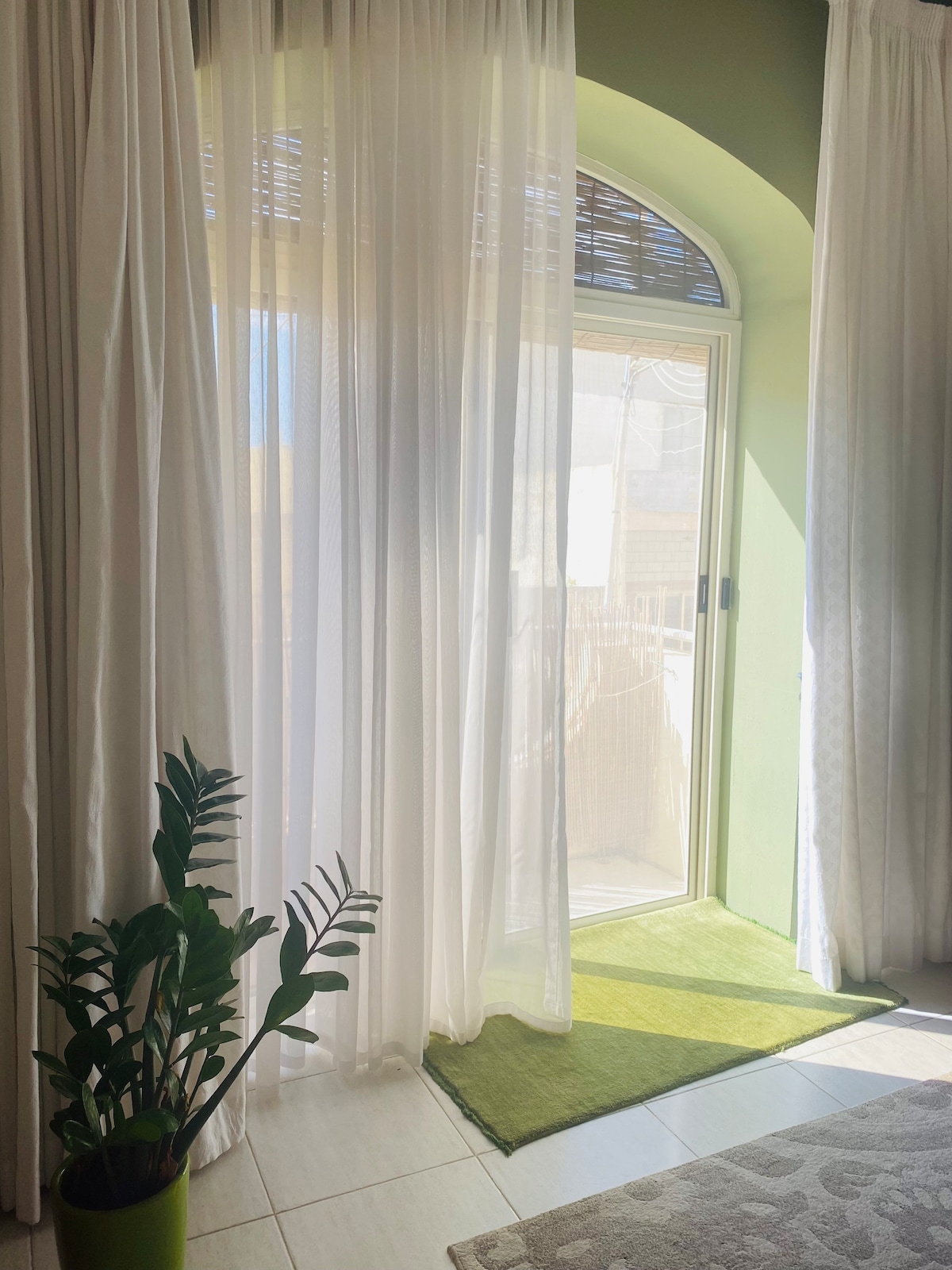 Spacious Sun-Lit Apartment - Entire Place