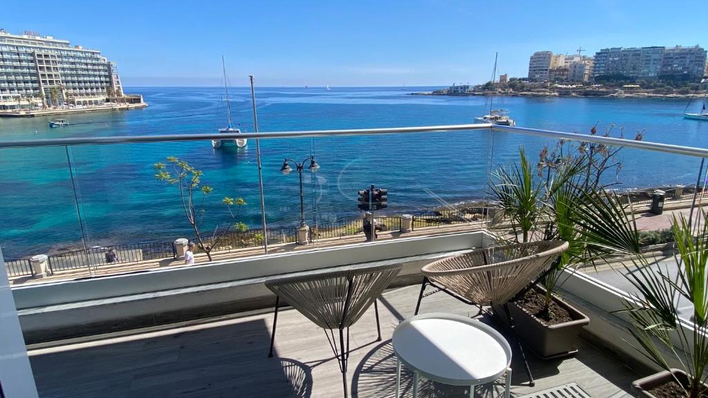 Seafront luxury 2 bedroom 3 bathroom apartment in St Julian's