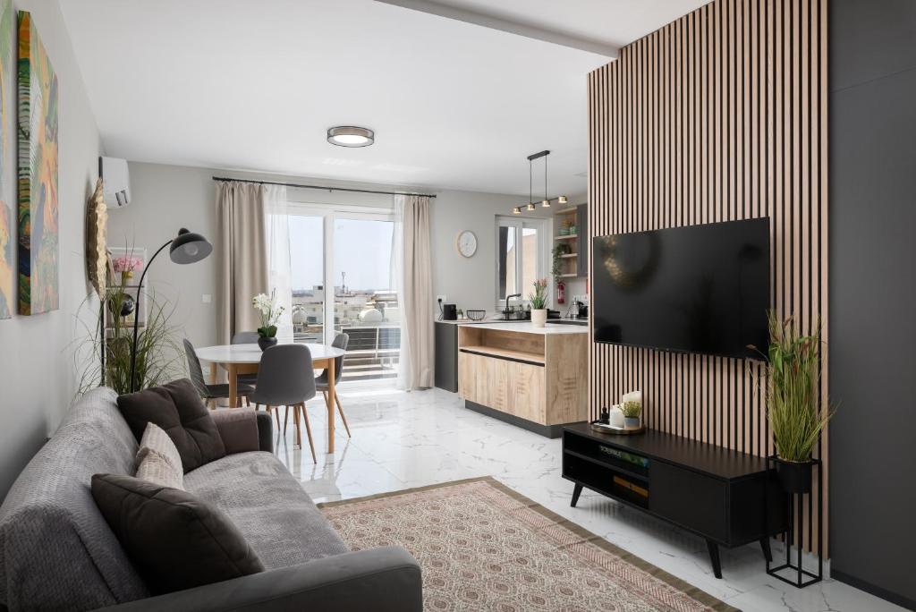 Modern 2BR Cosy Apartment with Large Terrace - Close to Manoel Island & Tigne Shopping Mall