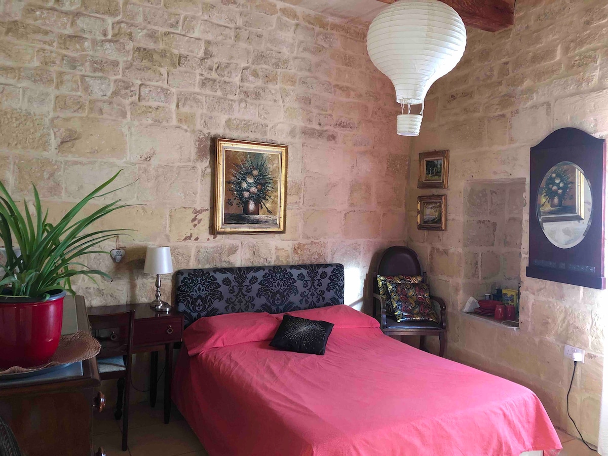 5 mins from airport - 300yr old house of character