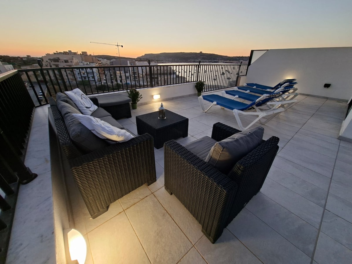 Special Seafront Penthouse, Large Spacious Balcony