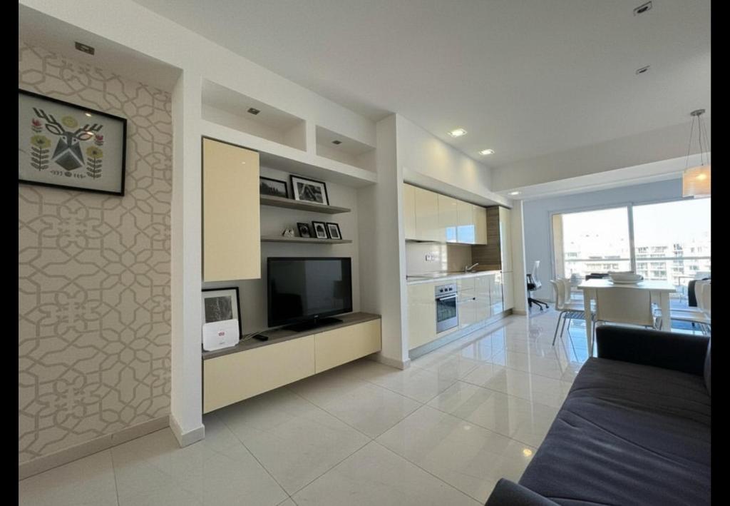 Giuliani Seafront 12