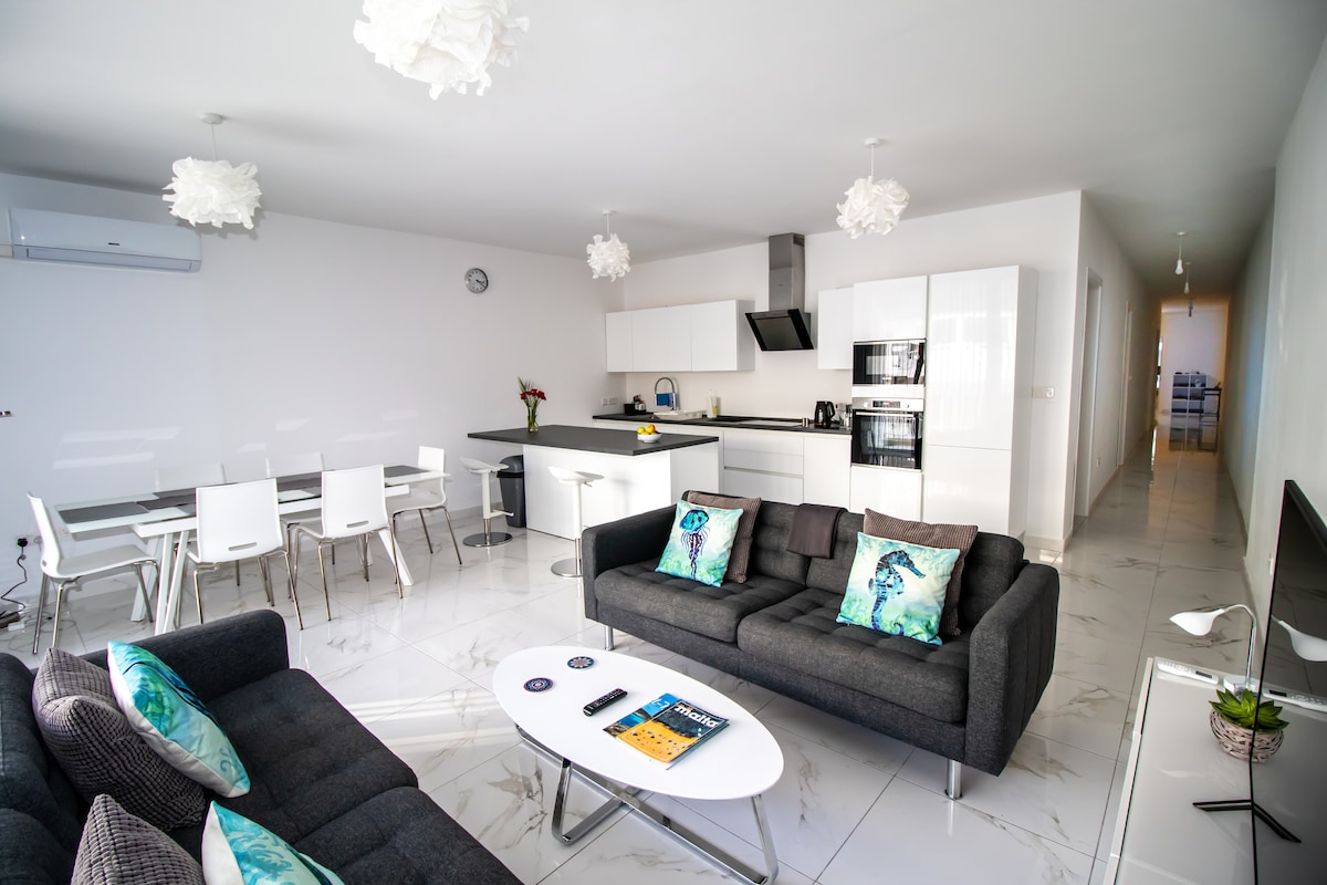 Beautiful, Modern & Spacious 3 Bedroom Apartment.