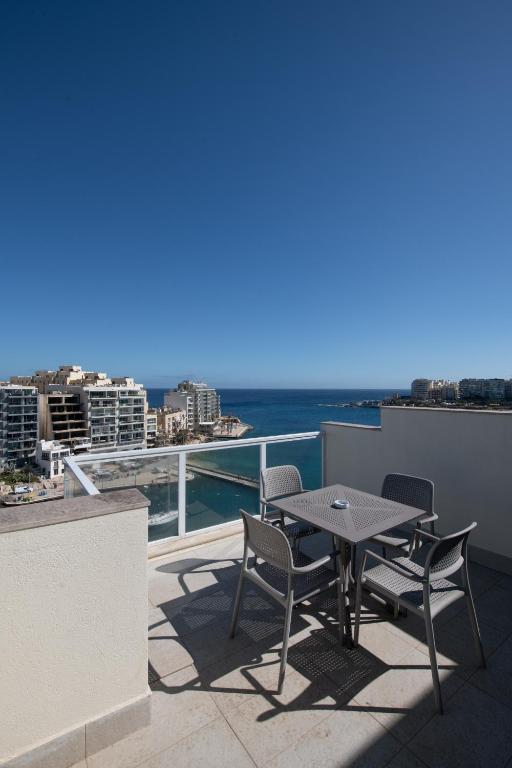 Giuliani Seafront Penthouse 16