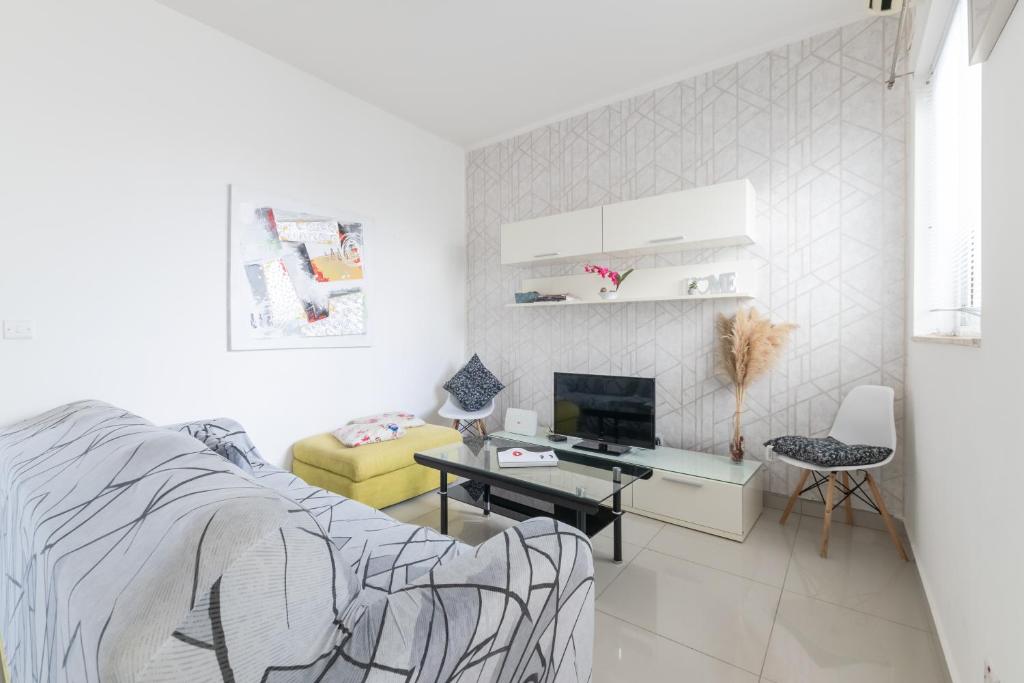 Spacious Penthouse w Side Sea View