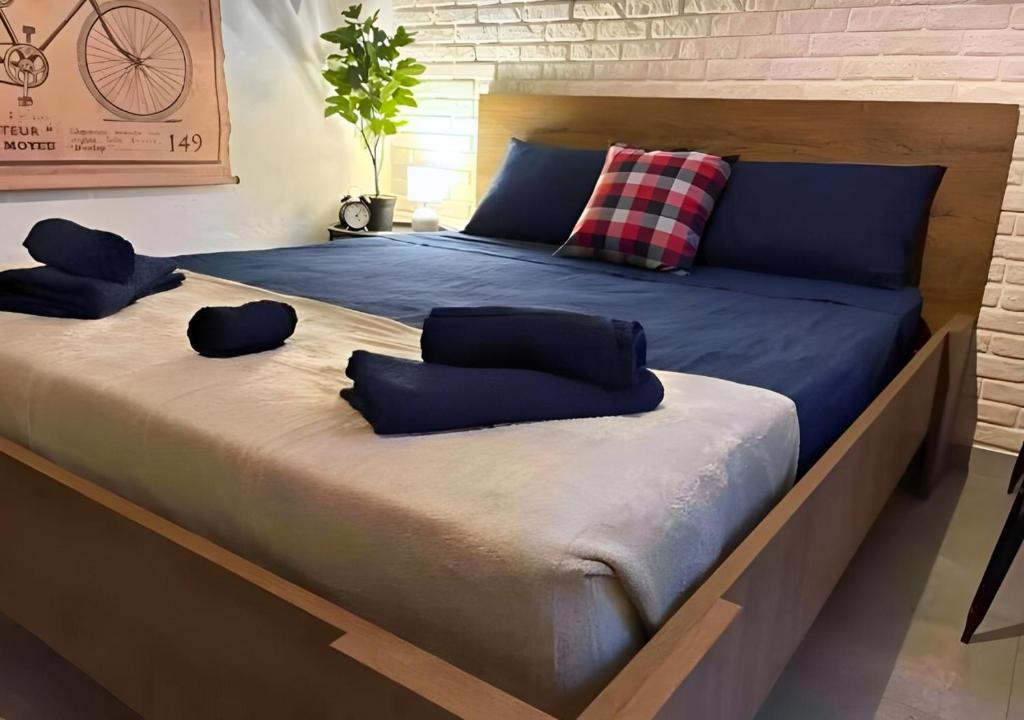 Gzira Prime Spot, Stylish Industrial Apt, Sleeps 11