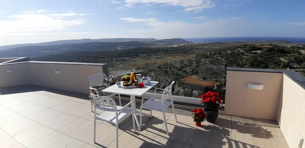 Southridge PH with jacuzzi, TOP views by Homely