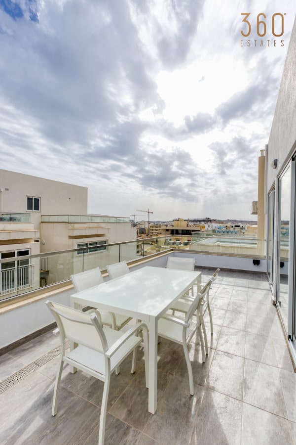 Seaside 2BR Penthouse in Qawra with Large Terrace