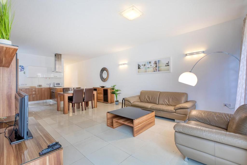 Stylish Balluta Bay Scape, 3BD Apartment