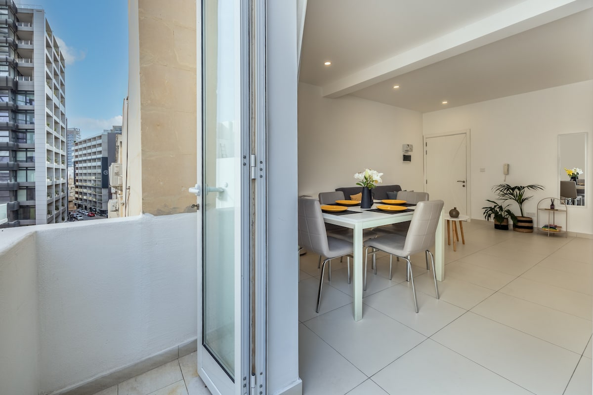 Modern | Bright | Convenient | 1 Minute From Sea