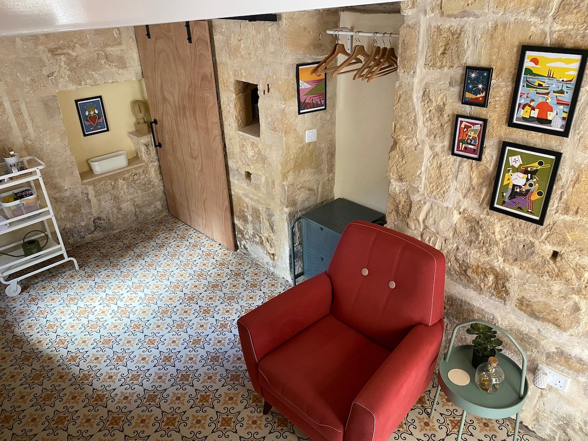 Unique Tiny House in Village Square