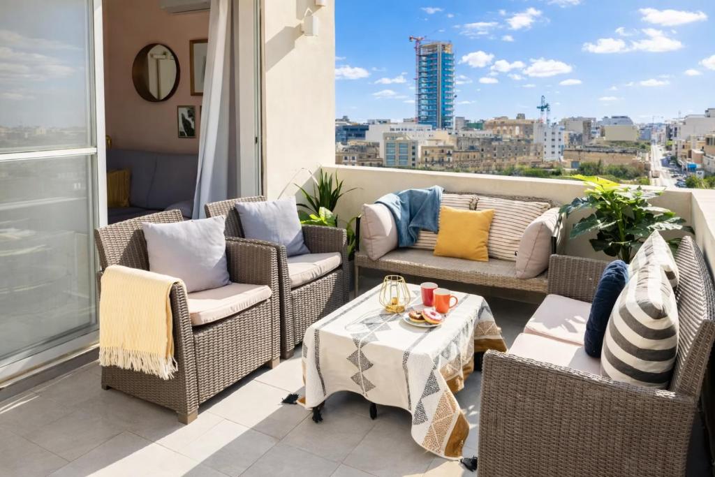 Bright spacious getaway close to the Sea