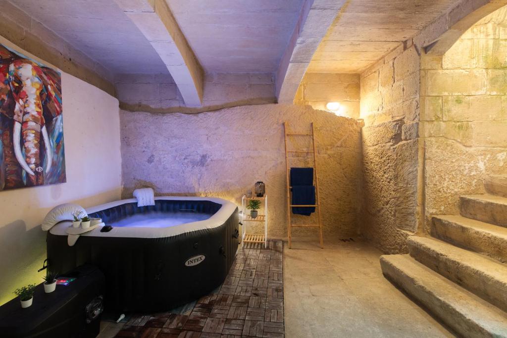 Traditional Maltese 2-Bedroom Home with Private Hot Tub - Steps Away from Valletta