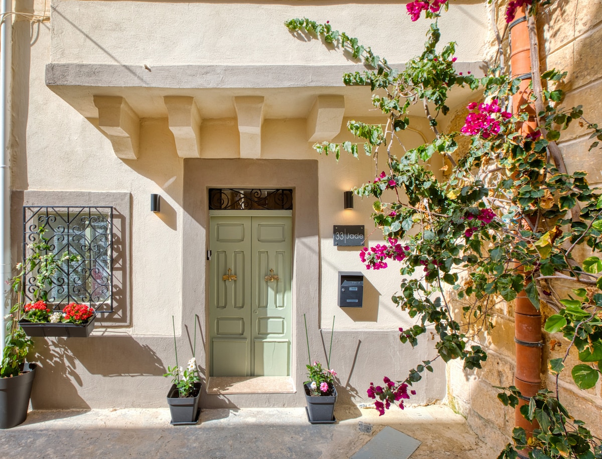 Jade | Stylish Zabbar Hideaway