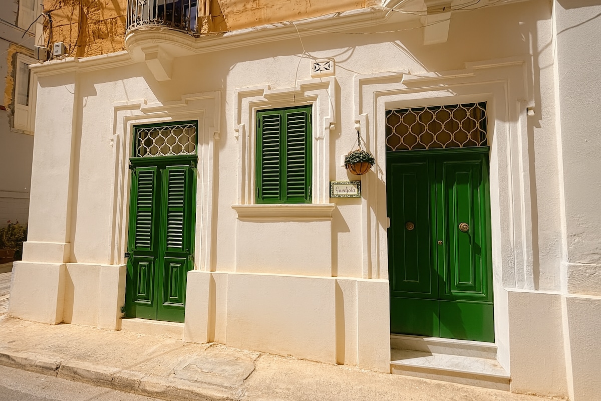 Genuine flat by the waterfront - ideal for couples