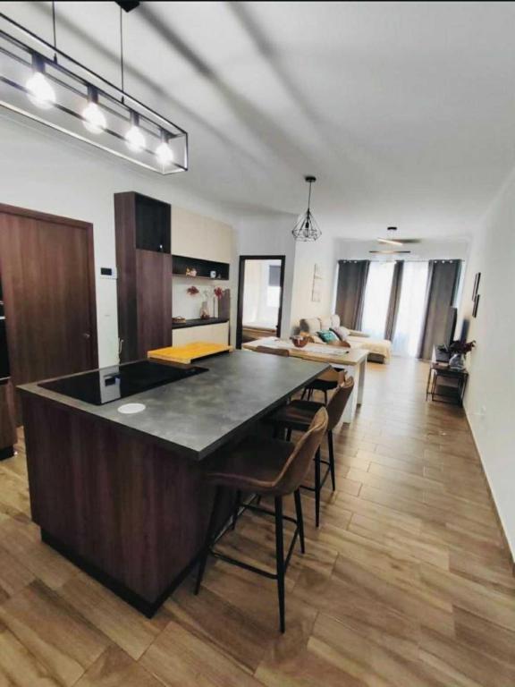 Modern and Spacious 3-Bed Apartment, Steps from the Beach