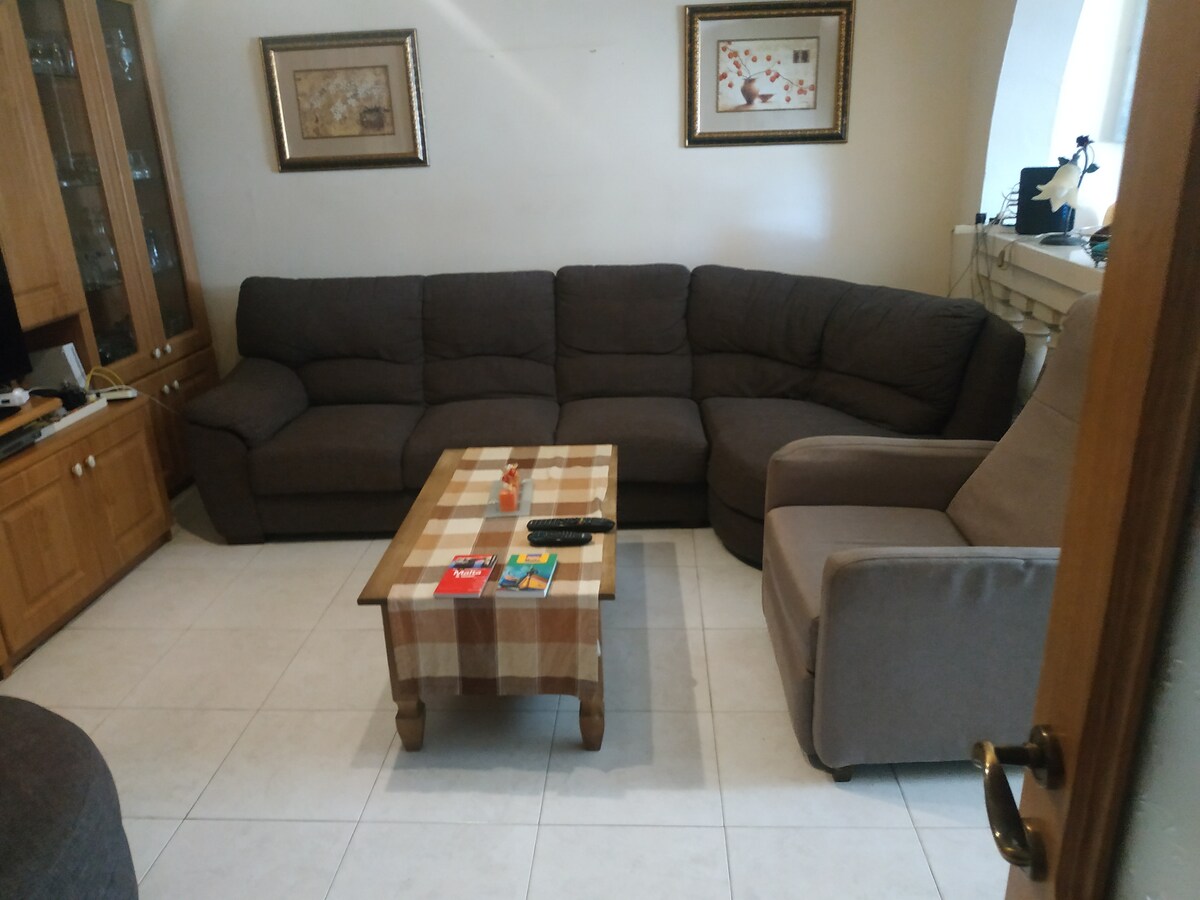 Private room with balcony and AC in Swatar