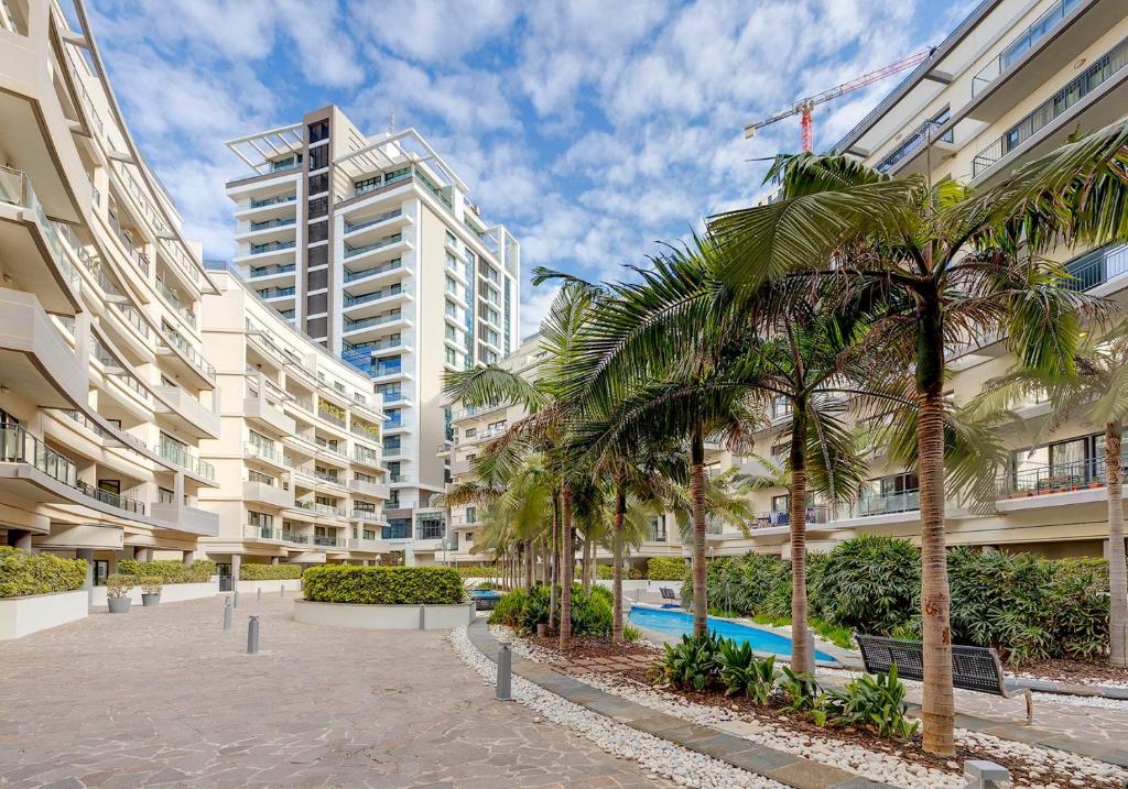 Garden Maisonette in Private Complex with outdoor dining area