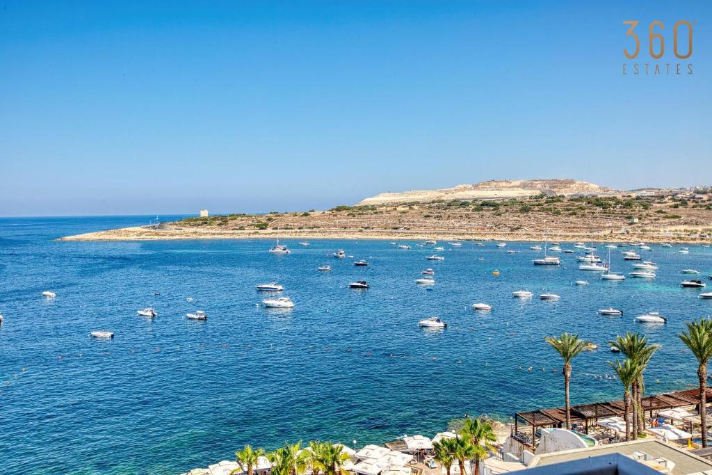 Beautiful seafront Suites with comfy beds, AC & WIFI by 360 Estates