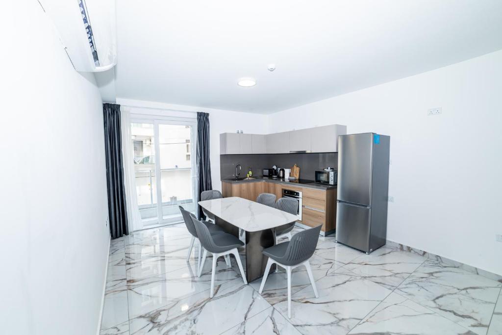 Modern 2-Bedroom Apartment with Terrace - By HostMT