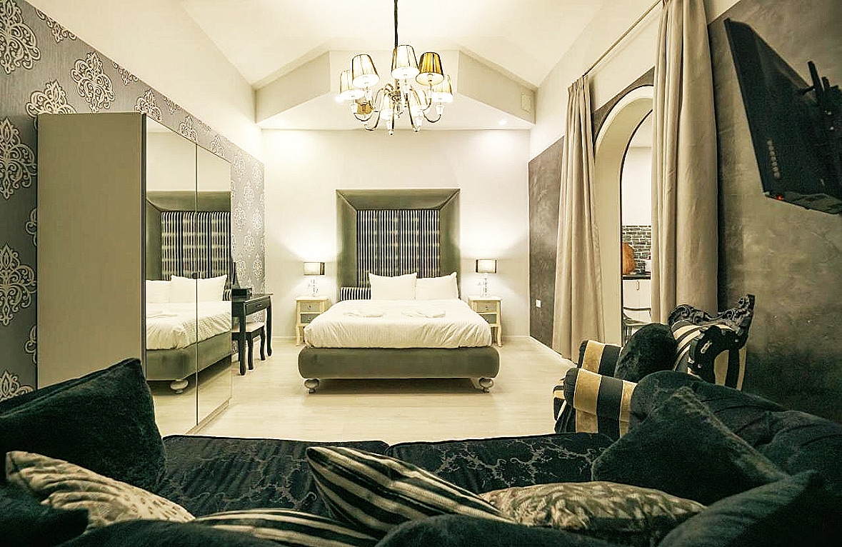 Sliema City Center, 60 sqm suite by the sea! Bus stop at the door! The location is fantastic,