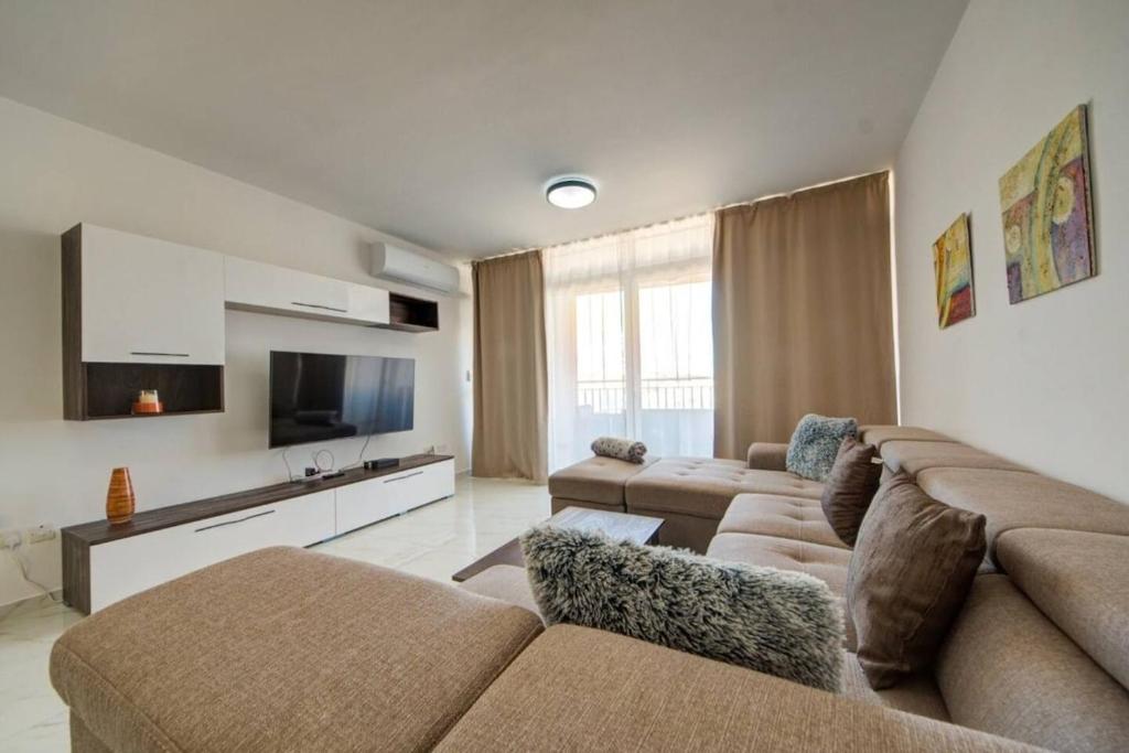 Bright & Modern Three Bedroom near the Sea With Terrace & Sea Views