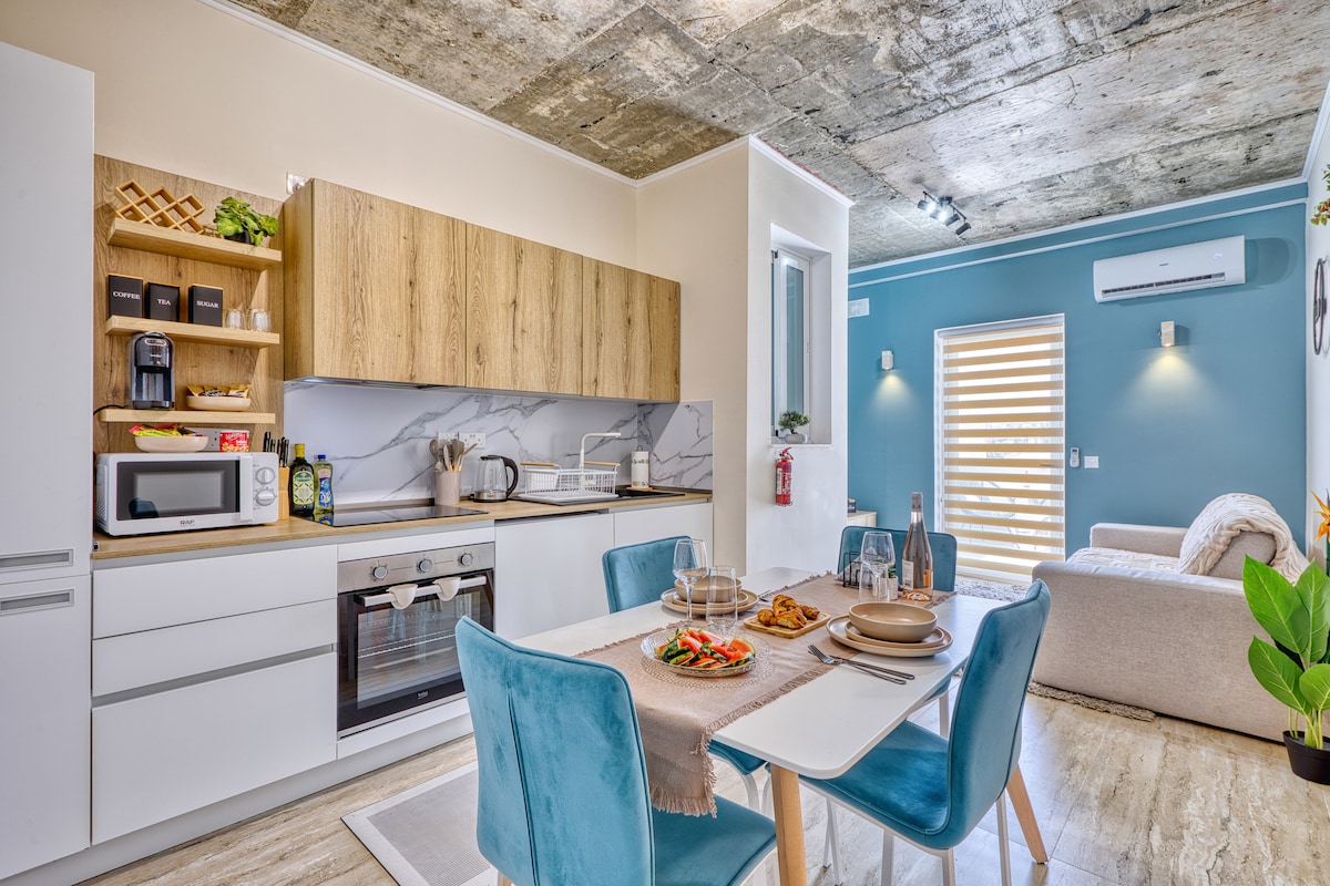 Uriel's - 1 Bedroom Penthouse