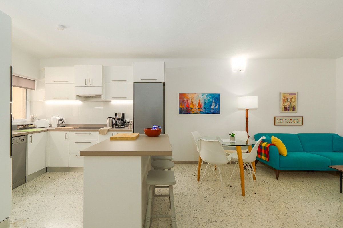 Lovely two bedroom condo 1 min from the beach