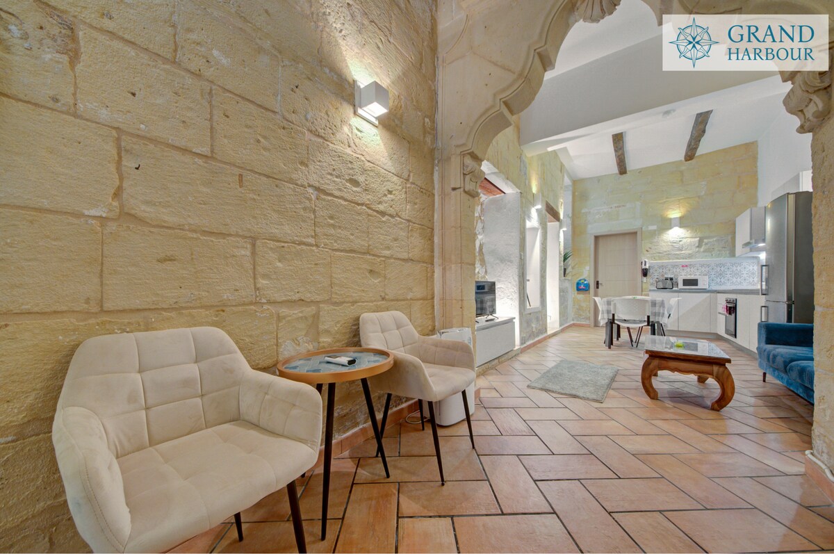 Traditional Quaint Masionette