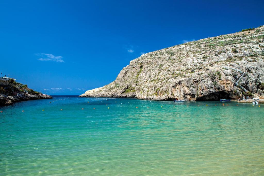 40sec walk to Xlendi Beach - Fully Air Con & Heated Brand New Central Apartment