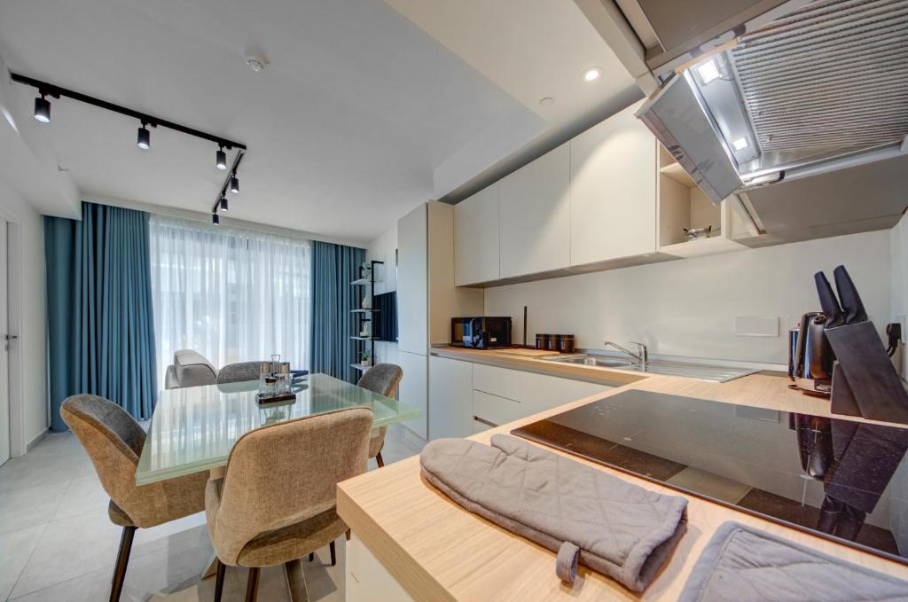 Modern 1BR Apartment with pool access in St Julians