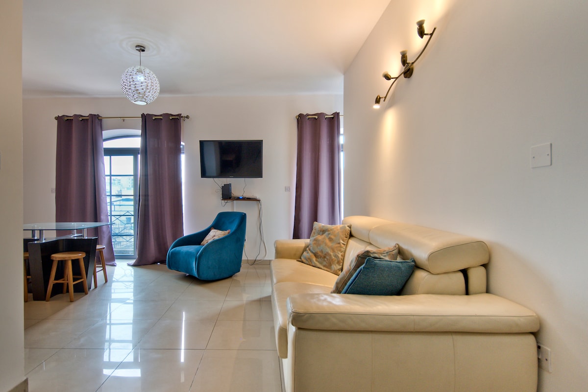 Sliema 2 bed 2 bath 2 balcony, beach 200m. A12
