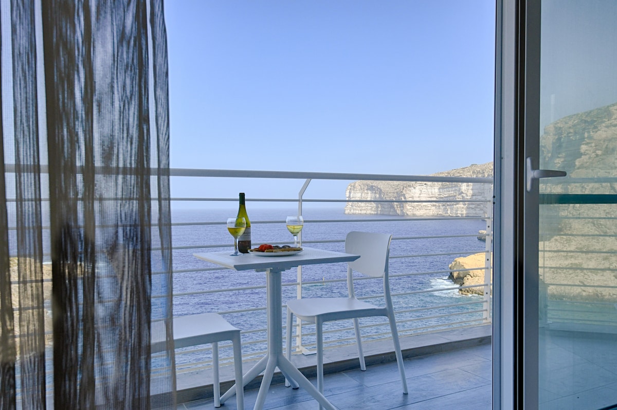 Apartament z widokiem na morze, wykończony przez projektanta