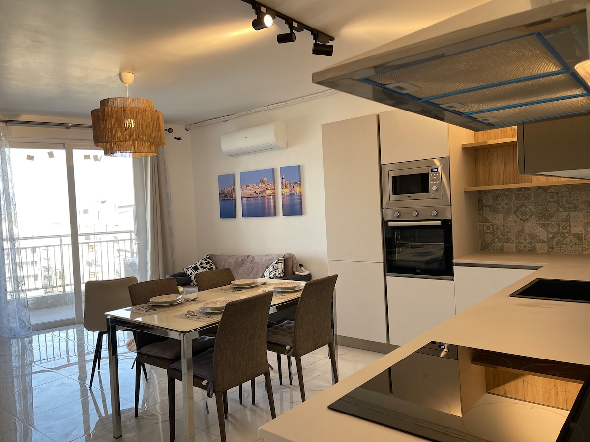 2 comfortable bedrooms. Marina and Valletta view