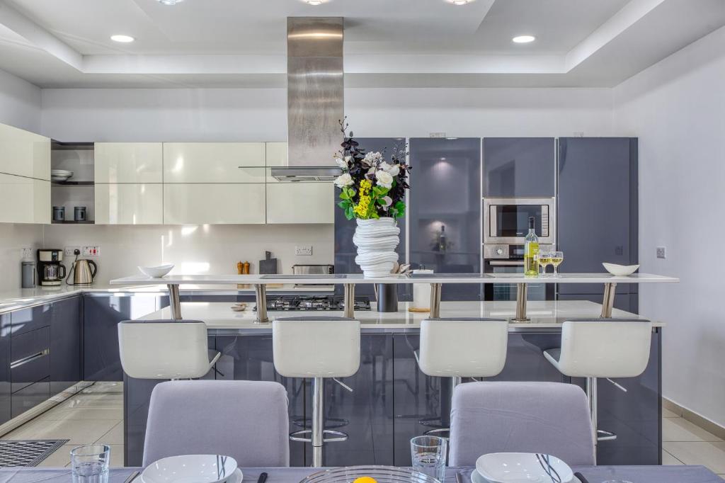 Silhouette by Solea Holiday Homes - Contemporary Living