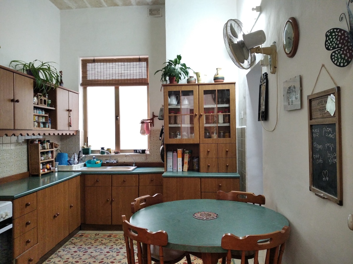 Private room, bathroom & terrace central near sea