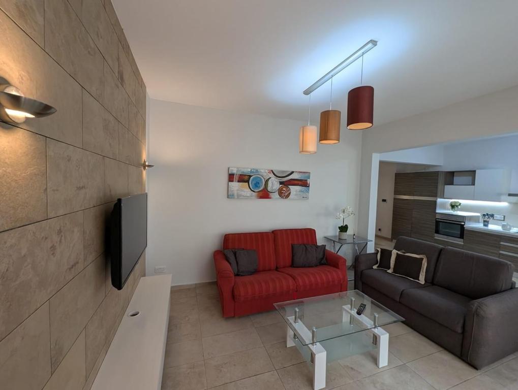 Modern Apartment 3BR - Short Walk to Sea & Shops