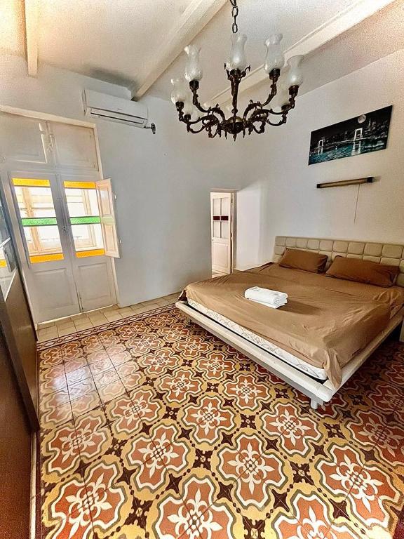 Large space on 2 levels with own roof in Townhouse