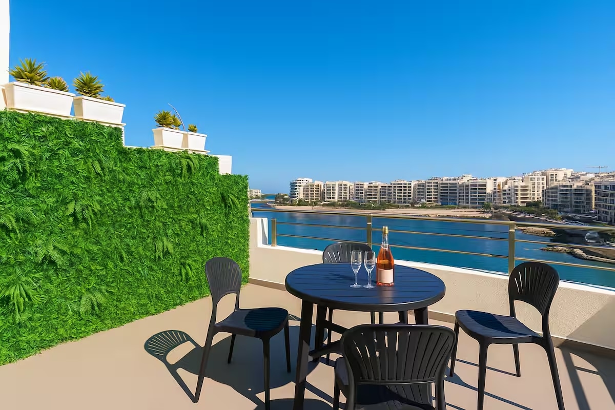 Penthouse | Sea-View Balcony & Workspace - Balluta