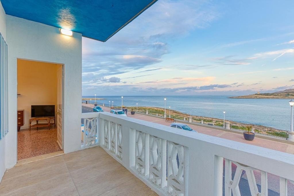 Qawra Beachside Bliss