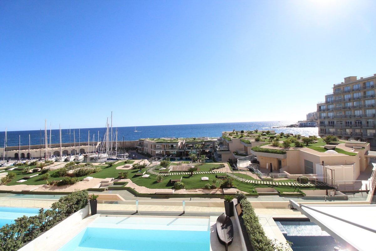 Stunning Seafront Portomaso Apartment