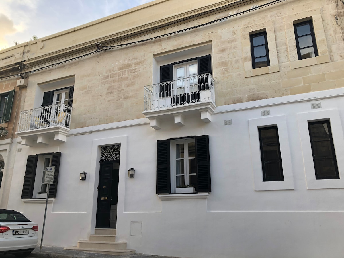 Ensuite Room, at 2 Hookham Frere. Central Malta.