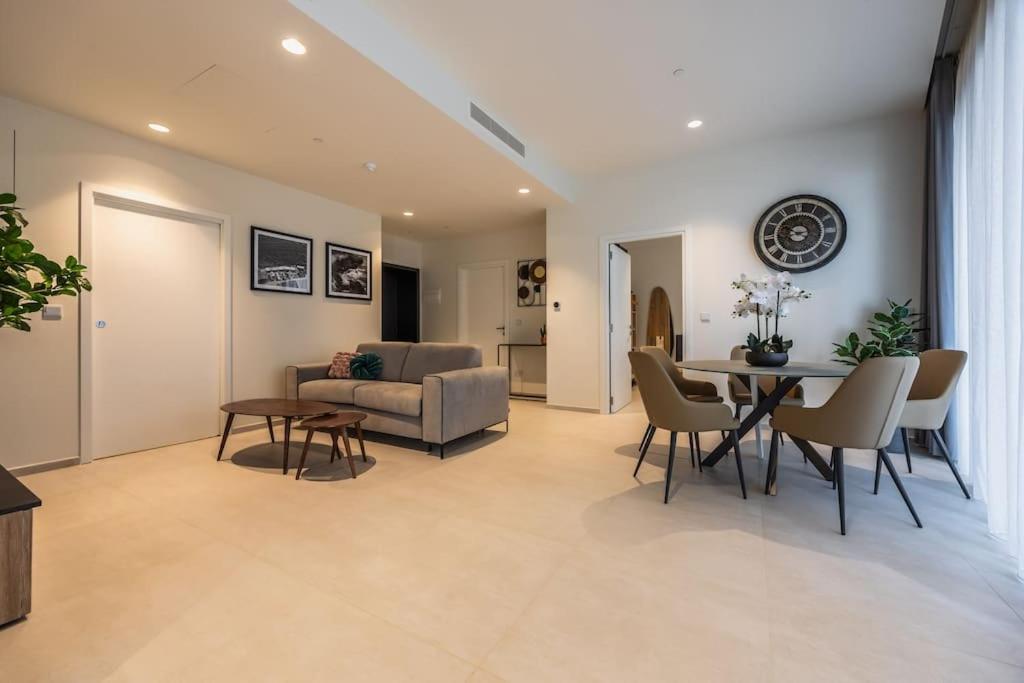 Luxury apartment with common skypool in the prestigious Mercury Tower by SF HOMES