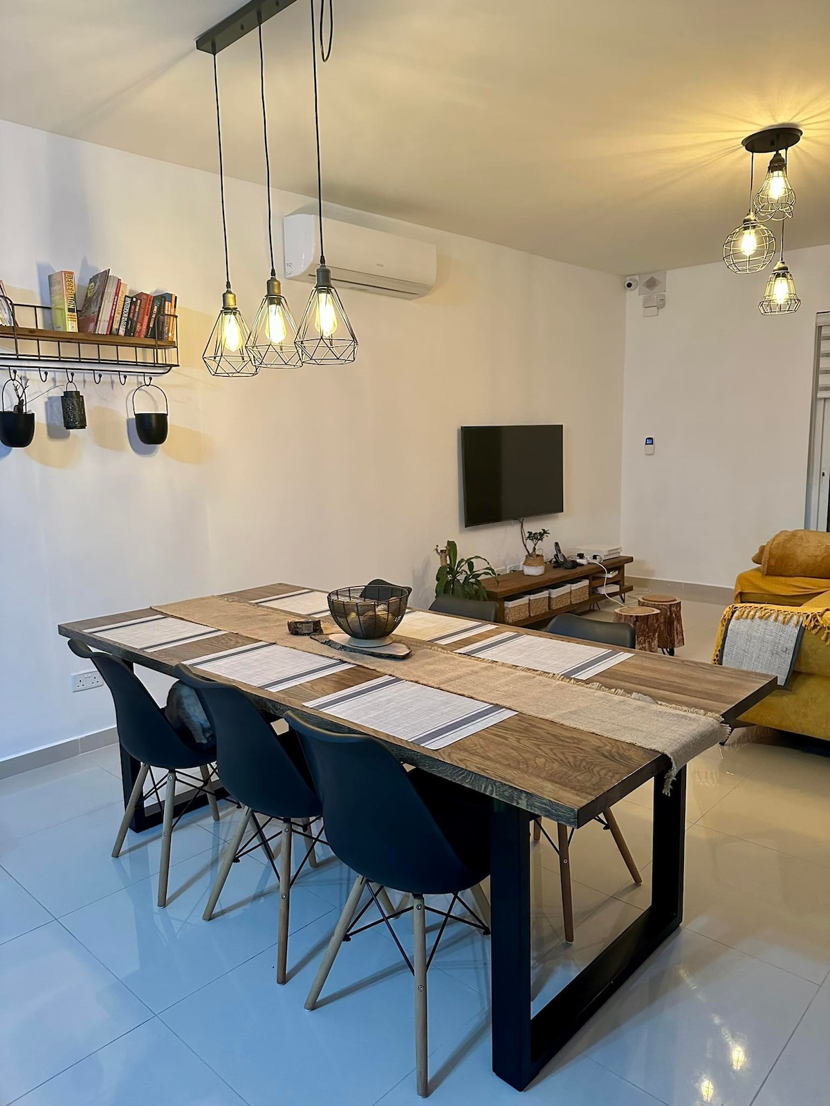 Modern cozy private room in a spacious apartment