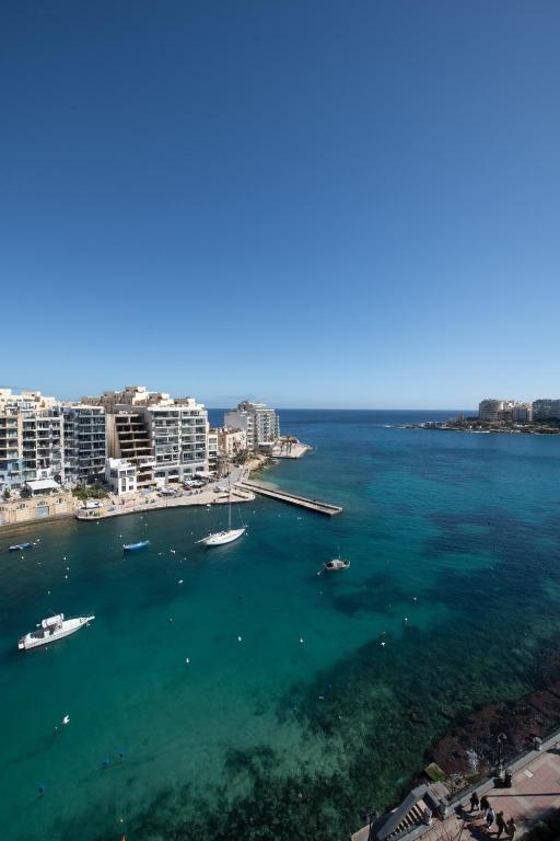 Giuliani Seafront Penthouse 15